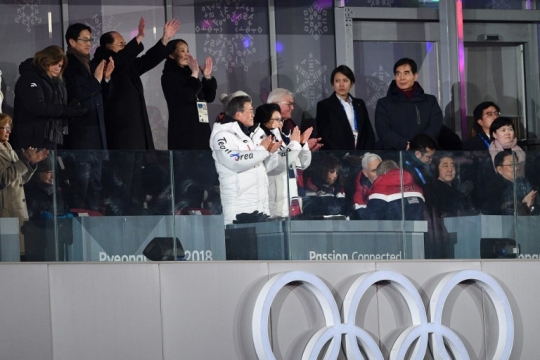 Tonton Olimpiade di belakang Presiden Korsel, senyuman adik Kim Jong-un pecah
