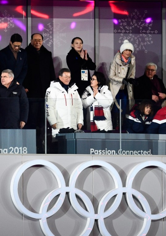 Tonton Olimpiade di belakang Presiden Korsel, senyuman adik Kim Jong-un pecah