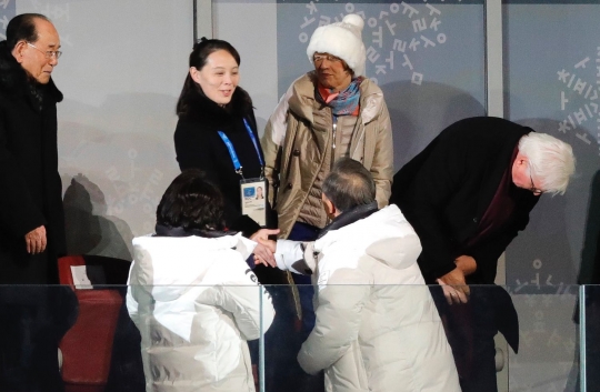 Tonton Olimpiade di belakang Presiden Korsel, senyuman adik Kim Jong-un pecah