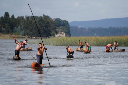 Melihat lomba kano 'Wampo' tradisional Suku Mapuche