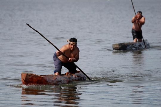 Melihat lomba kano 'Wampo' tradisional Suku Mapuche