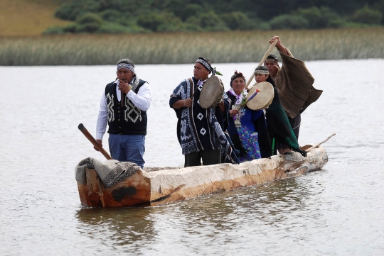 Melihat lomba kano 'Wampo' tradisional Suku Mapuche