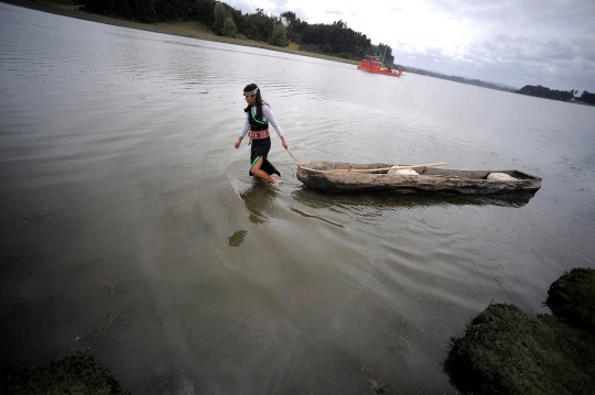 Melihat lomba kano 'Wampo' tradisional Suku Mapuche