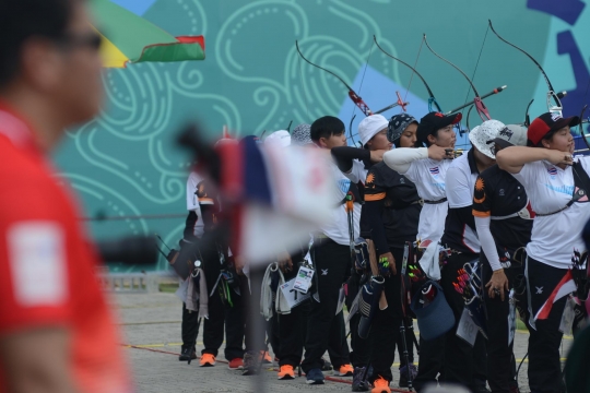 Aksi atlet panahan di ajang Asian Games Invitation Tournament