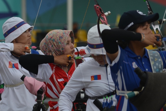 Aksi atlet panahan di ajang Asian Games Invitation Tournament