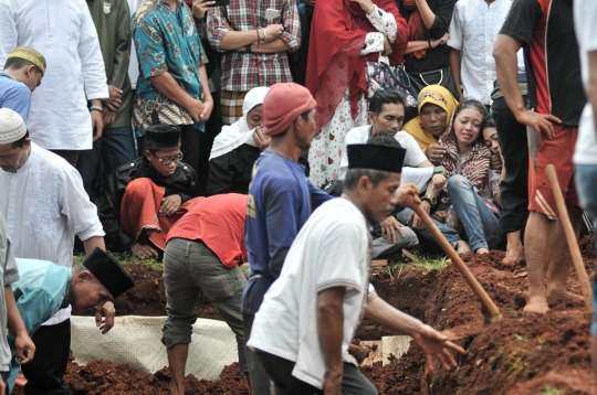 Isak tangis kerabat saat pemakaman massal korban kecelakaan tanjakan Emen