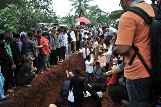 Isak tangis kerabat saat pemakaman massal korban kecelakaan tanjakan Emen