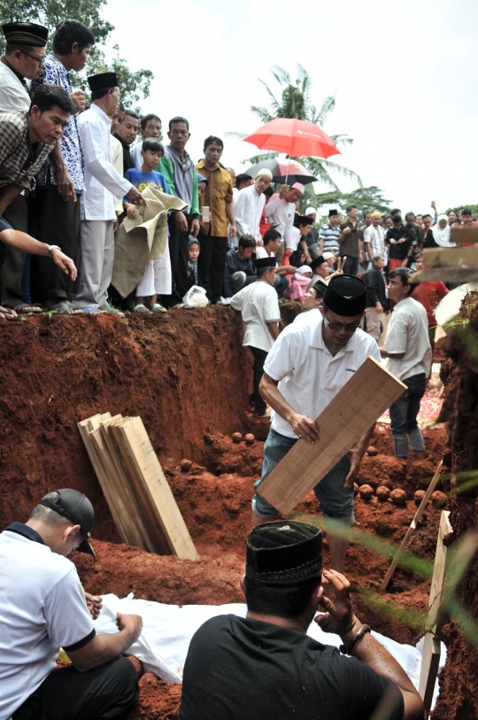 Isak tangis kerabat saat pemakaman massal korban kecelakaan tanjakan Emen