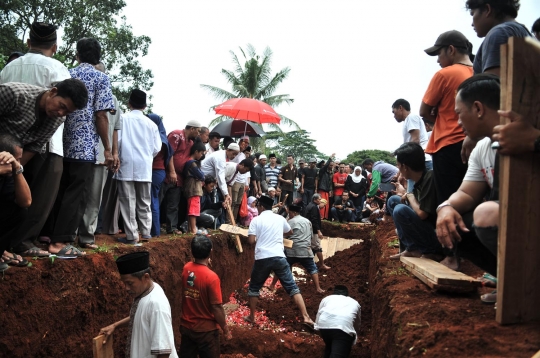 Isak tangis kerabat saat pemakaman massal korban kecelakaan tanjakan Emen