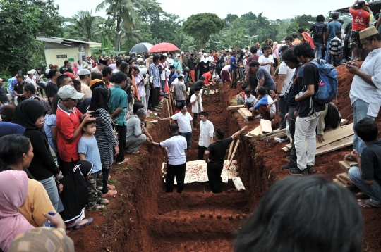 Isak tangis kerabat saat pemakaman massal korban kecelakaan tanjakan Emen