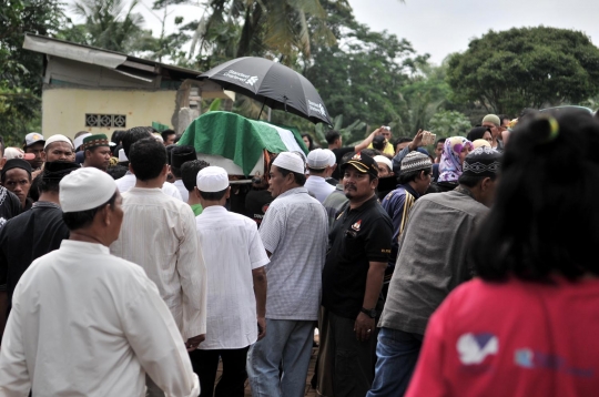 Isak tangis kerabat saat pemakaman massal korban kecelakaan tanjakan Emen