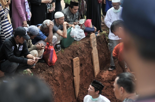 Isak tangis kerabat saat pemakaman massal korban kecelakaan tanjakan Emen