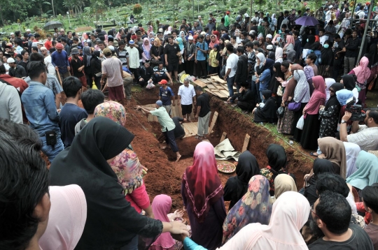 Isak tangis kerabat saat pemakaman massal korban kecelakaan tanjakan Emen