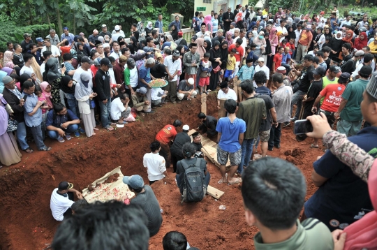 Isak tangis kerabat saat pemakaman massal korban kecelakaan tanjakan Emen