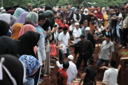 Isak tangis kerabat saat pemakaman massal korban kecelakaan tanjakan Emen