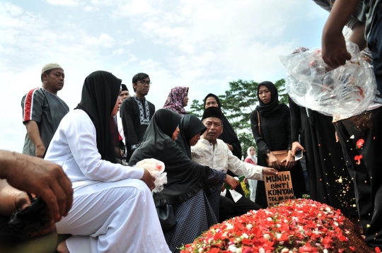 Isak tangis kerabat saat pemakaman massal korban kecelakaan tanjakan Emen