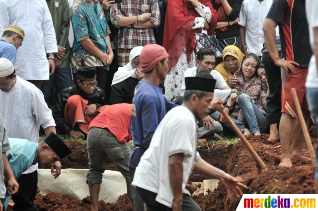 Foto : Isak Tangis Kerabat Saat Pemakaman Massal Korban Kecelakaan ...