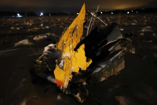 Ini puing pesawat Saratov Airlines yang jatuh dan terbakar di Moskow