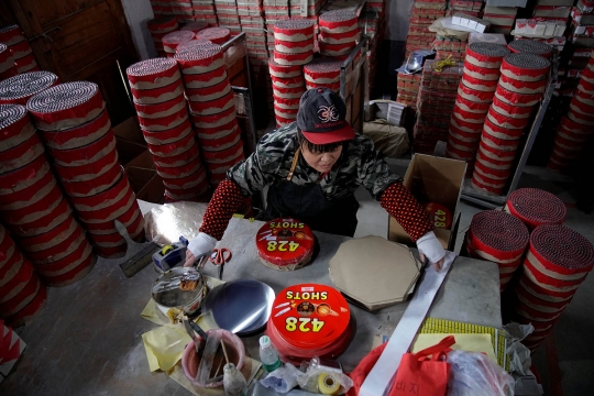 Melihat proses pembuatan kembang api di China