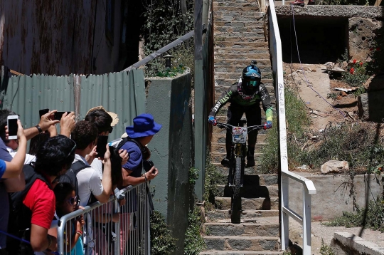 Ekstremnya balap sepeda lintasi rumah warga di Chile