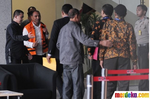 Foto : Ekspresi Bupati Ngada saat ditahan KPK merdeka.com