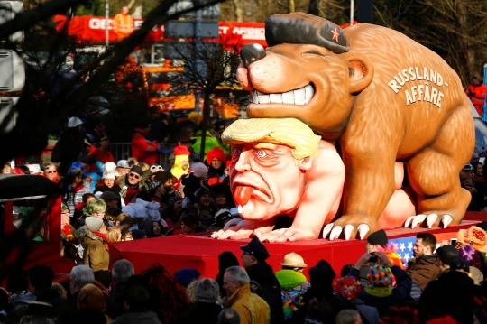 Boneka sindiran untuk pemimpin dunia semarakkan Karnaval Rosenmontag