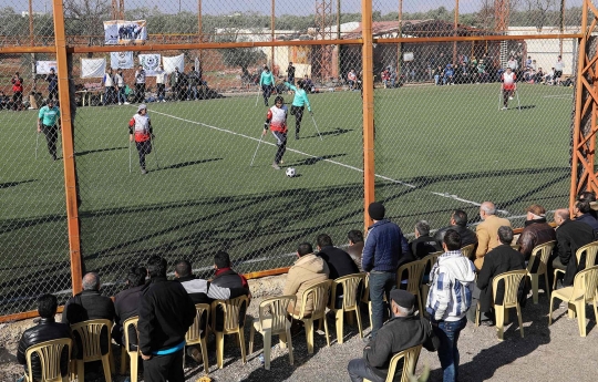 Aksi korban perang Suriah bertanding sepak bola pakai kruk