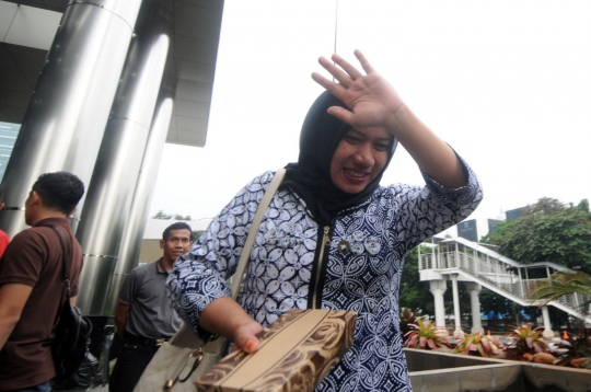 Yuli Veronica Maschur usai diperiksa KPK sebagai saksi Wali Kota Mojokerto