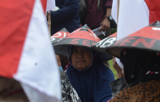 Aksi petani wanita Kendeng unjuk rasa di depan Istana