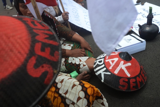 Aksi petani wanita Kendeng unjuk rasa di depan Istana