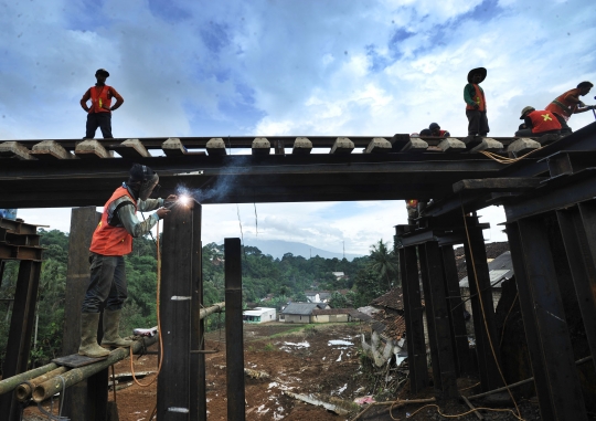 Perbaikan rel kereta yang longsor di Cijeruk terkendala cuaca