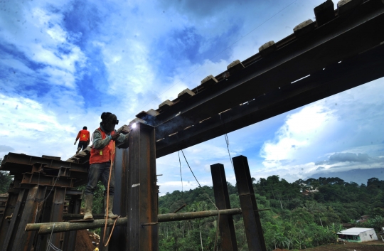 Perbaikan rel kereta yang longsor di Cijeruk terkendala cuaca