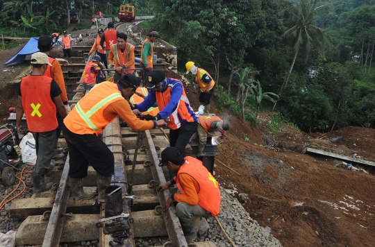 Perbaikan rel kereta yang longsor di Cijeruk terkendala cuaca