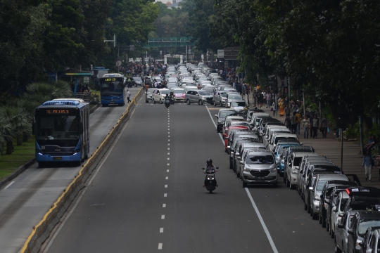 Ribuan sopir taksi online desak Jokowi copot Menhub Budi Karya