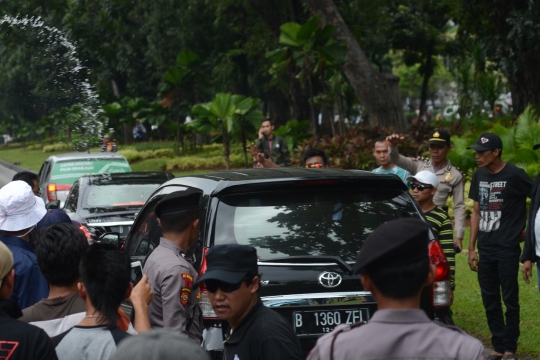 Ribuan sopir taksi online desak Jokowi copot Menhub Budi Karya