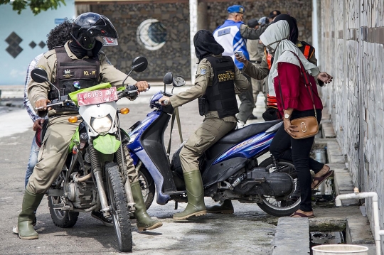 Valentine, Satpol PP Surabaya ciduk puluhan pasangan mesum di siang bolong