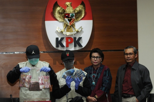 KPK tunjukkan barang bukti uang hasil OTT Bupati Subang dan Bakamla