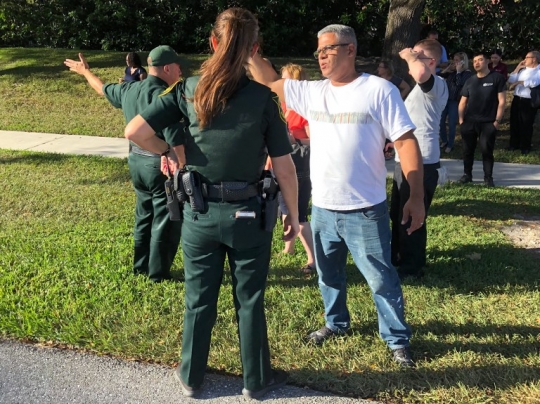 Kepanikan siswa & orang tua saat penembakan brutal di sekolah Florida