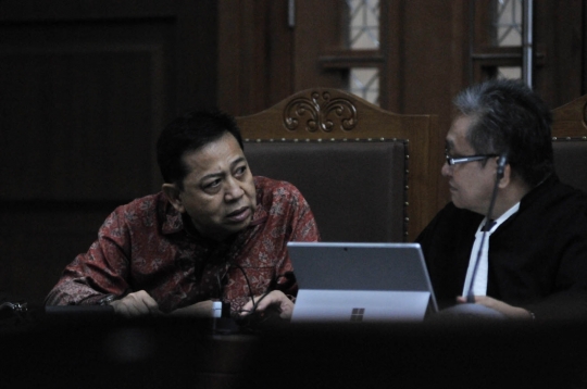 Raut Setya Novanto saat tertidur di sidang lanjutan e-KTP