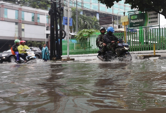 Hujan lebat, jalanan di kawasan Senen terendam banjir