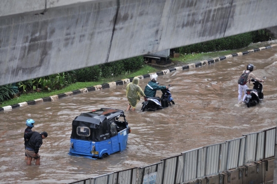 Banjir lumpuhkan Kelapa Gading