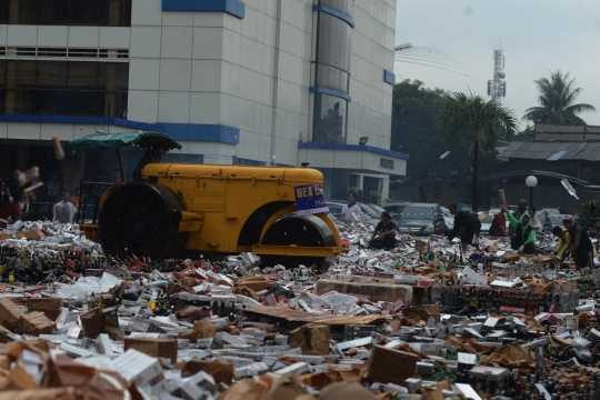 Miras dan barang ilegal senilai Rp 45 miliar dimusnahkan