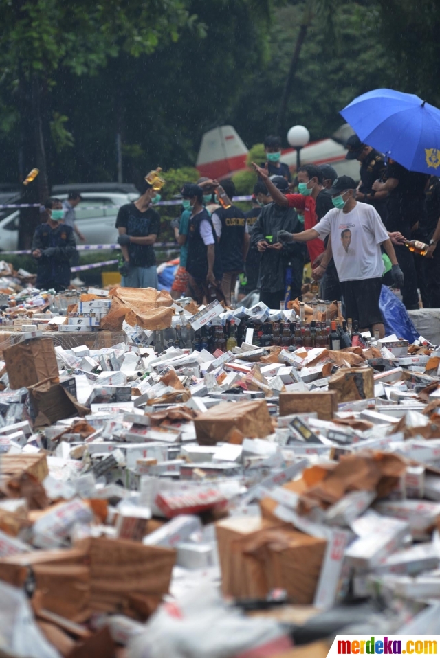 Foto : Miras dan barang ilegal senilai Rp 45 miliar 