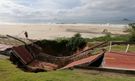 Guyuran hujan lebat ciptaan lubang raksasa di Rio de Janeiro