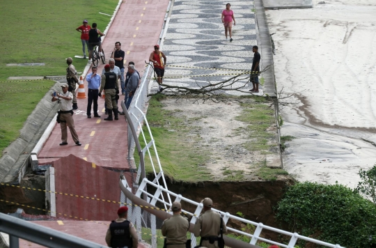 Guyuran hujan lebat ciptaan lubang raksasa di Rio de Janeiro