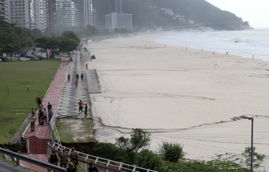 Guyuran hujan lebat ciptaan lubang raksasa di Rio de Janeiro