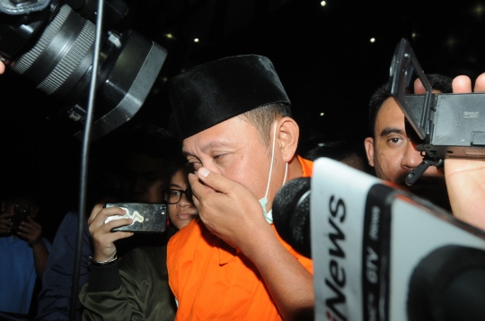 Anggota DPRD Lampung Tengah tutupi wajah saat ditahan KPK