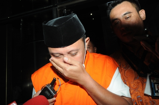 Anggota DPRD Lampung Tengah tutupi wajah saat ditahan KPK