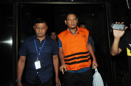 Ekspresi penyuap DPRD Lampung Tengah saat ditahan KPK