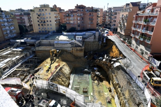 Penampakan sinkhole yang telan mobil dan alat berat di Roma
